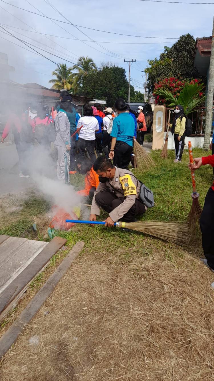 Bhabinkamtibmas Polres Simalungun Ajak Masyarakat Tetap Jaga Kebersihan Lokasi Pasar Malam