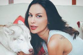 Berpose Bikini Dipinggir Panatai Pesona Sophia Latjuba Bikin Terpesona