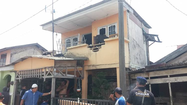 Diduga Korsleting, Rumah Semi Permanen di Belawan Terbakar