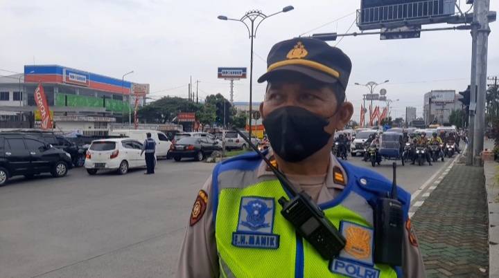 Polsek Patumbak Turun Langsung Urai Kemacetan Hingga Malam Hari