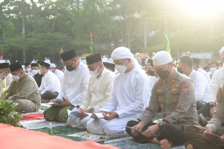 Gubernur Edy Rahmayadi dan Wagub Musa Rajekshah  Salat Idulfitri di Lapangan Merdeka Medan