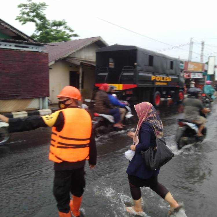 Jalan Soekarno Hatta Banjir, Batalyon A Brimob Sumut Diturunkan Bantu Proses Evakuasi Warga