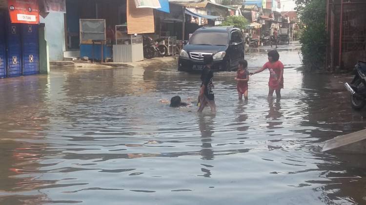 Ribuan Rumah Warga Belawan Terendam Banjir Air Pasang