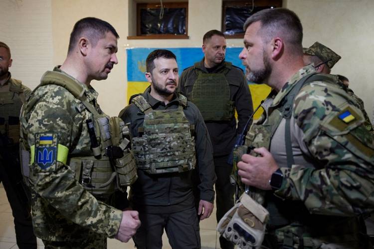 Perdana! Presiden Ukraina Volodymyr Zelensky Kunjungi Tentara di Garis Depan Kharkiv