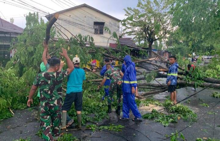 Aksi Sigap & Tanggap, Prajurit Naga Karimata Bersihkan Puing Material Bangunan & Pohon Tumbang