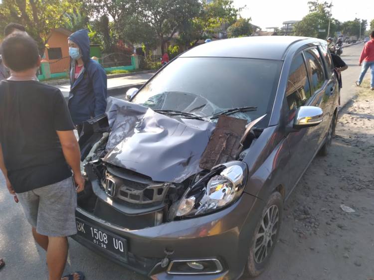 Truk Tabrak Mobil di Medan Labuhan