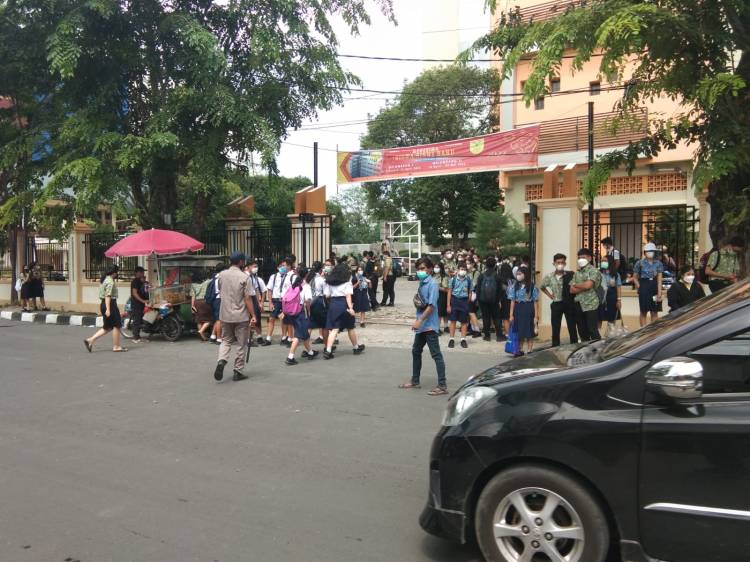 Kapolsek Medan Baru Bersama Personel Pengaturan Lalu Lintas dan Penyebarangan Anak Sekolah