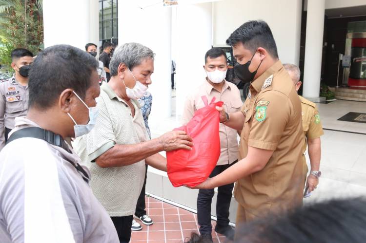 Temui Warga di Depan Balai Kota, Wali Kota Medan Bagikan Paket Sembako dan Mendengarkan Keluhan Warga