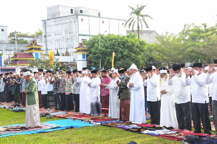Pemkab Deli Serdang Menyelenggarakan Sholat Idul Fitri 1443 Hijriah Dengan Penerapan Protokol Kesehatan