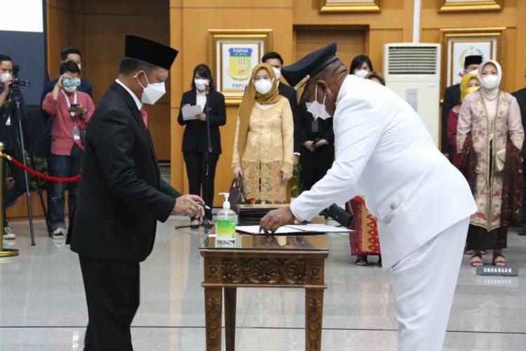 Komjen Pol ( Purm ) Paulus Waterpauw Resmi Jadi PJ. Gubernur Papua Barat