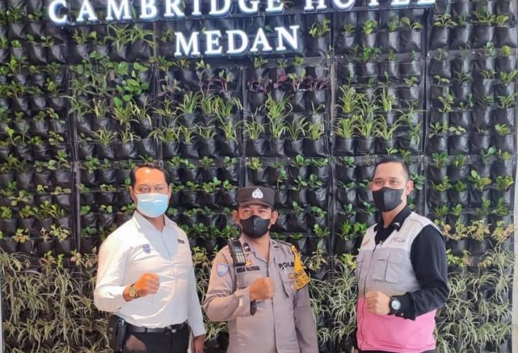 Bhabinkamtibmas Polsek Medan Baru Dialogis dengan Security Ajak Bersinergi Dalam Kamtibmas