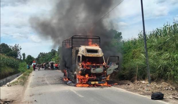 Polsek Panei Tonga Bantu Evakuasi Korban Meninggal Akibat Terbakar di Dalam Truk