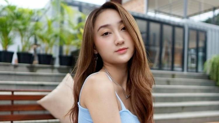 Berpose Kenakan Tanktop Pink dan Hot Pants, Pesona Seksi Sandrina Mazaya Terpancar
