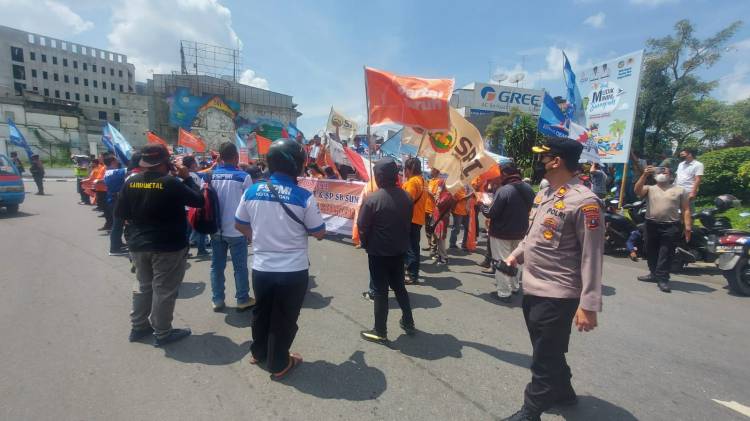 Polsek Medan Baru Pengamanan Unras dari EXCO Partai Buruh Provinsi Sumut di Bundaran SIB