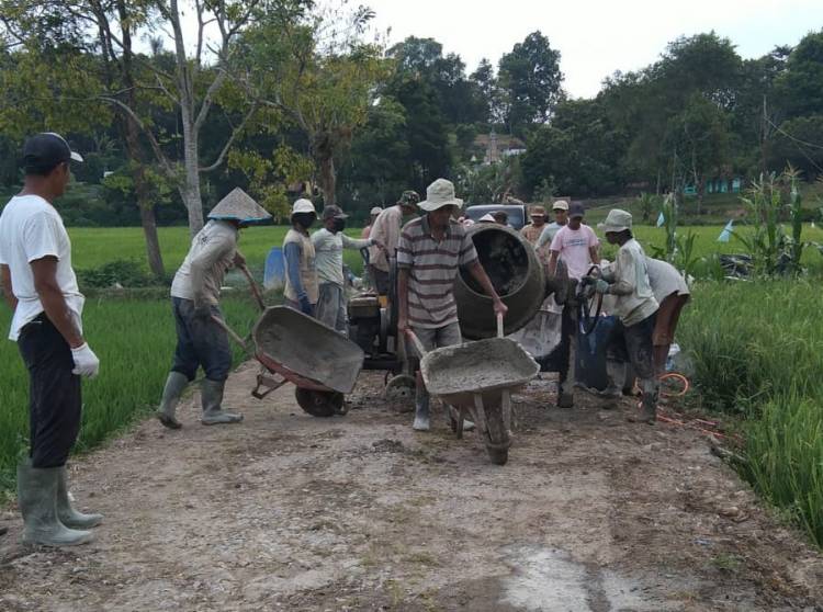 Warga Kabupaten Toba Pakai Uang Sendiri Perbaiki Jalan yang Menelan Biaya Rp200 Juta