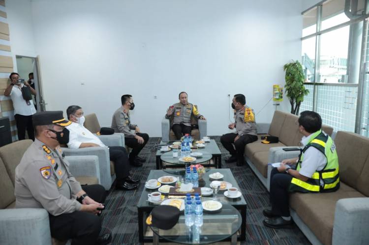 Kapolresta Deli Serdang Dampingi Kapolda Sumut Sambut Kedatangan Irwasum Polri Di Bandara KNIA