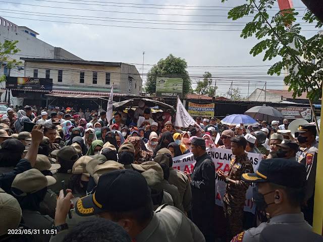 Lurah Tanah Enam Ratus Didemo Ratusan Umat Islam