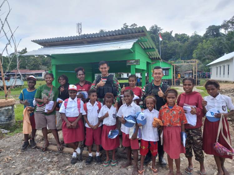 Pulang Sekolah, Anak Kampung Muara Nawa Mendapat Hadiah Dari Satgas Yonif Raider 200/BN