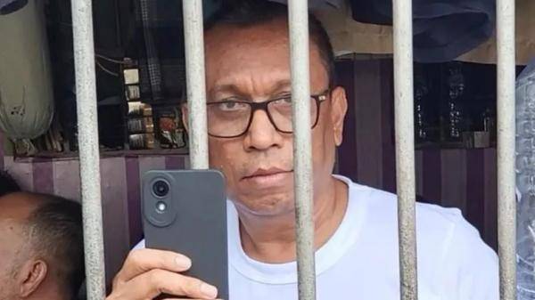 Tersangka Korupsi Terciduk Pakai Handpone Dalam Tahanan..Salah Siapa...?