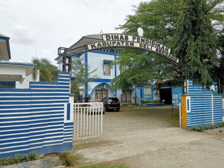 Oknum Korwilcam Pendidikan "Paksa" Sekolah Beli Buku