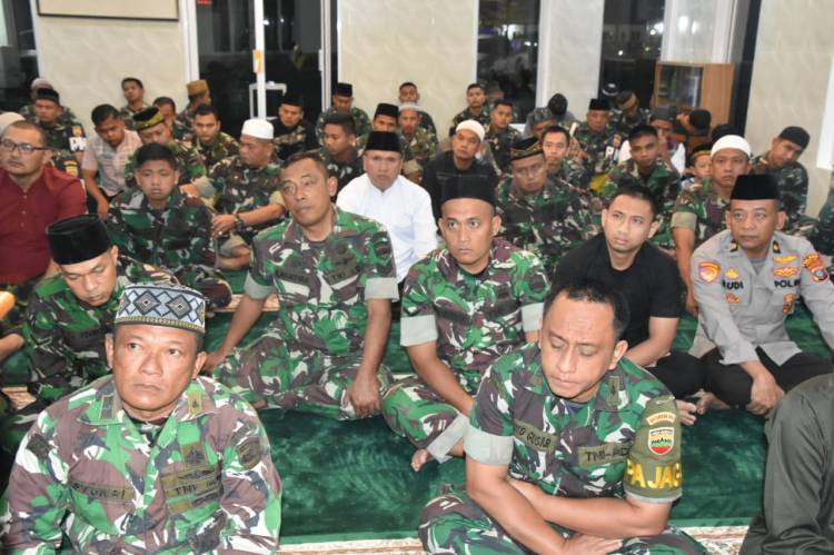 Jaga Sinergitas Prajurit TNI-Polri dan Masyarakat Sholat Subuh Bersama