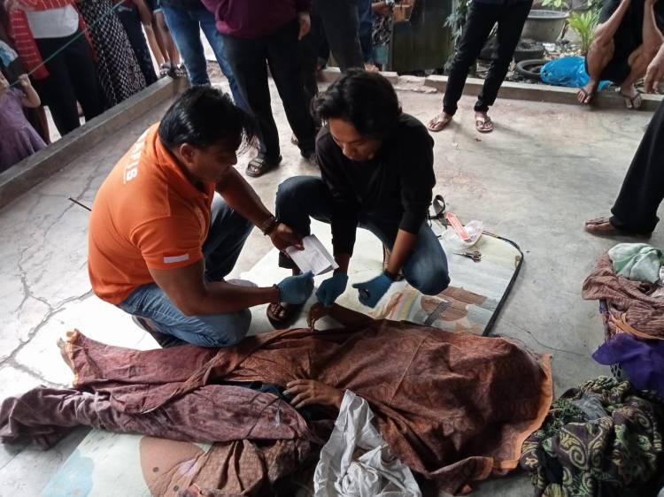 Mayat Mrs X Ditemukan di Depan Rumah Warga