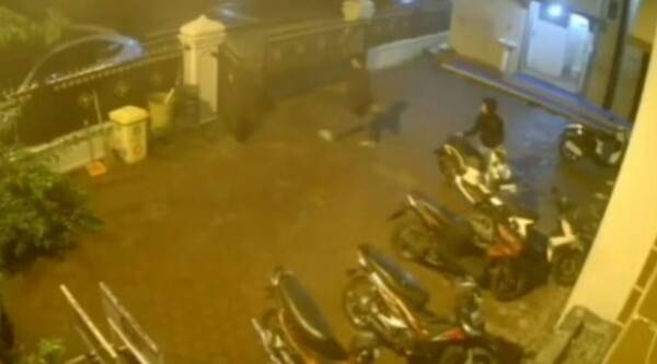 Dua Maling Motor di Masjid Baitul Ghafar Terekam