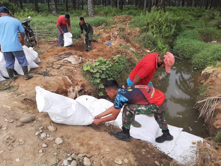 Cegah Jalan dari Longsor, Satgas TMMD 116 Kodim Deliserdang Manfaatkan Alam Sekitar