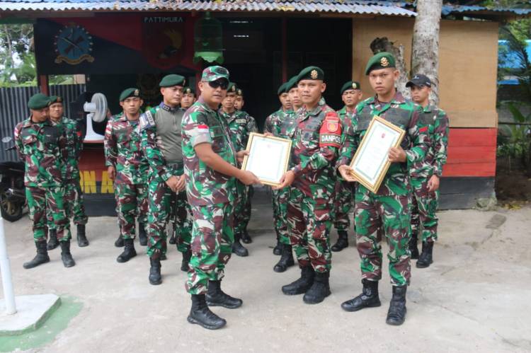 Satgas Yonarmed 1 Kostrad Terima Penghargaan dari Pangdam XVI/Pattimura