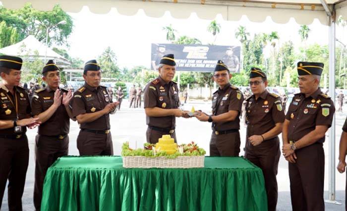Peringati HUT ke-72 Persaja, Kajati Sumut Potong Tumpeng dan Berikan Penghargaan Kepada Bidang Pidmil dan Datun