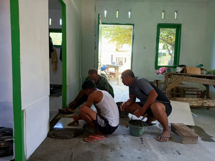 Tangan Terampil Satgas TMMD Kodim Deliserdang Kebut Pemasangan Lantai Keramik di RTLH Ibu Simatupang