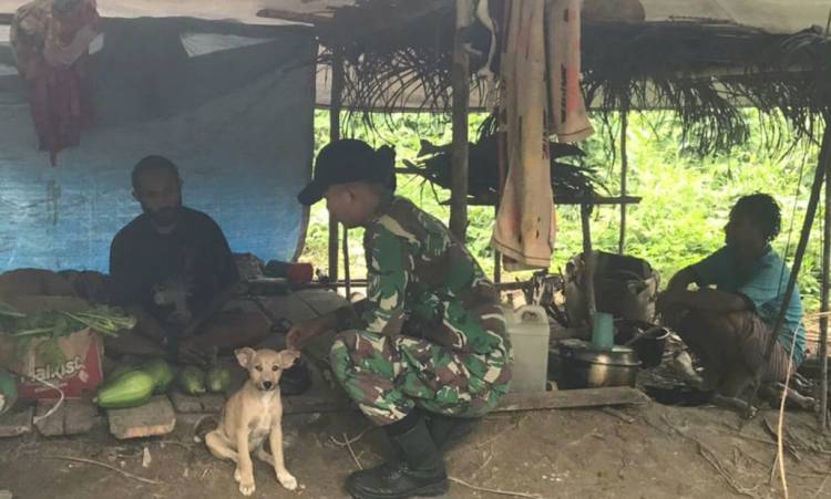 Warga Gembira Didatangi Satgas Yonif 143/TWEJ, Ini Alasannya