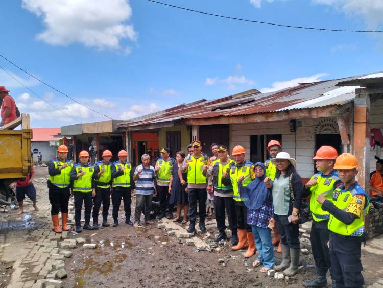 Polda Sumut Salurkan Bantuan Bagi Korban Banjir Bandang di Sibolangit