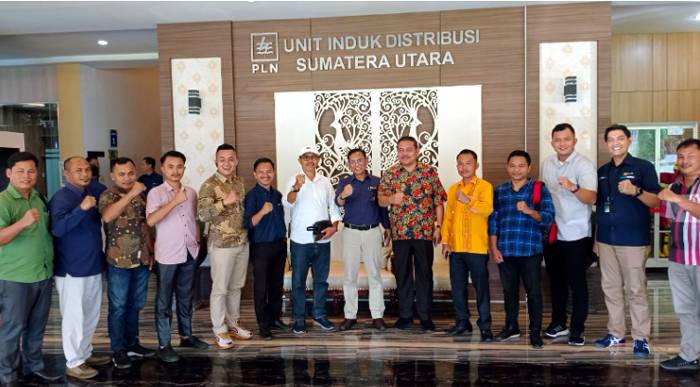 Temui GM PLN UID Sumut, Parlindungan Purba dan KMPKNT Berharap Semua Desa Di Nias Terang