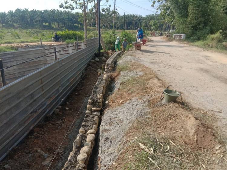Tanpa Kenal Lelah, Satgas TMMD 116 Kodim 0204/DS Terus Pacu Pembangunan TPT Sepanjang 72 Meter