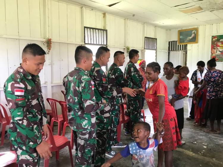 Satgas Yonif Raider 200/BN Bagikan Alkitab kepada Jemaat Gereja di Muara Nawa