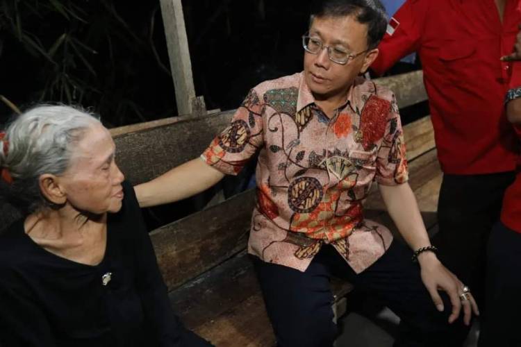 Dapat Laporan Warga Ditelantarkan, Hasyim Temui Nek Sarti Dipinggir Sungai Harapkan Pemko Medan Bangun Panti Jompo