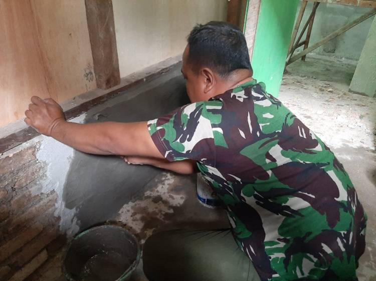 Satgas TMMD 116 Kodim Deliserdang Mulai Kerjakan Plester Dinding RTLH Ibu Sabariah