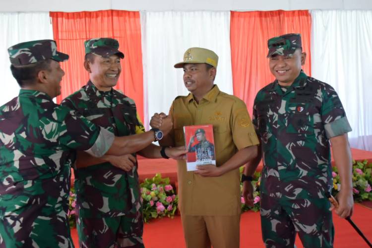 Ketua Tim Wasev TMMD 116 Kodim Deliserdang Serahkan Buku "Loper Koran Jadi Jenderal" kepada Bupati Sergai