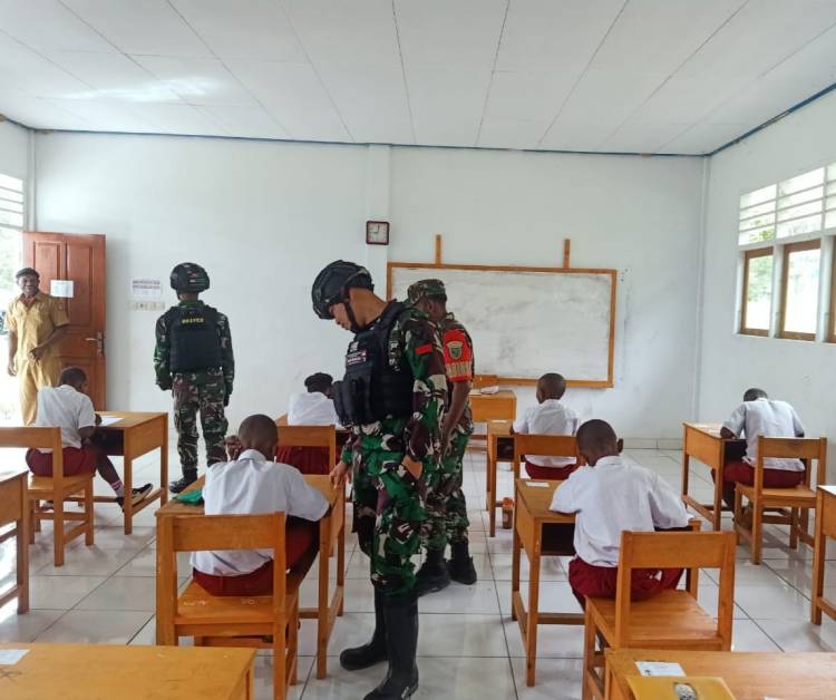 Satgas Yonif Raider 200/BN Bantu Pengawasan UAS di SDN Kelila