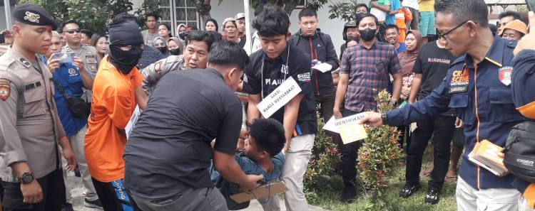 Para Pelaku Mukuli Korban Gunakan Tongkat T