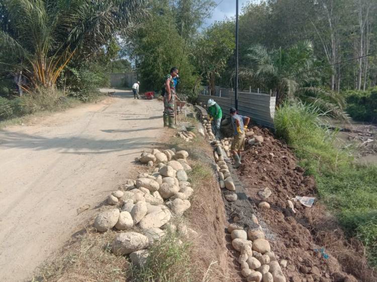 Cegah Amblas Jalan Desa, Satgas TMMD 116 Kodim 0204/DS Bangun TPT Sepanjang 72 Meter