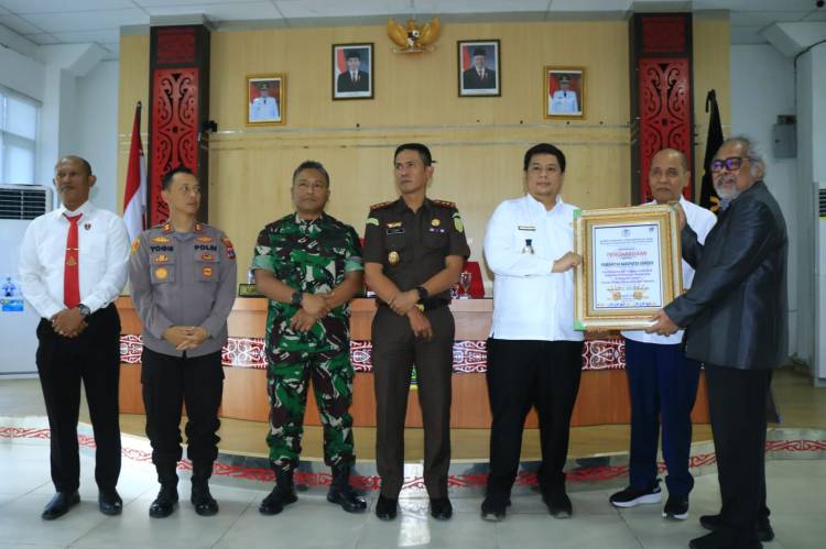 Pemkab Samosir Terima Penghargaan dari Komnas PA