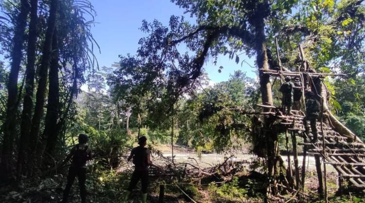 Lancarkan Mobilitas Warga, Satgas Yonif 143/TWEJ Perbaiki Jembatan