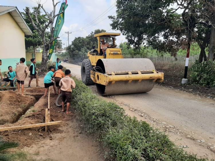 Aksi Vibro Roller Padatkan Jalan TMMD 116 Kodim Deliserdang Jadi Hiburan Anak-Anak