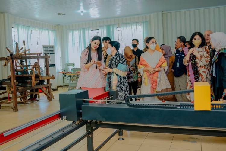 Kahiyang Ayu dan Pengurus Dekranas Tinjau Pelatihan Tenun Dekranasda Medan