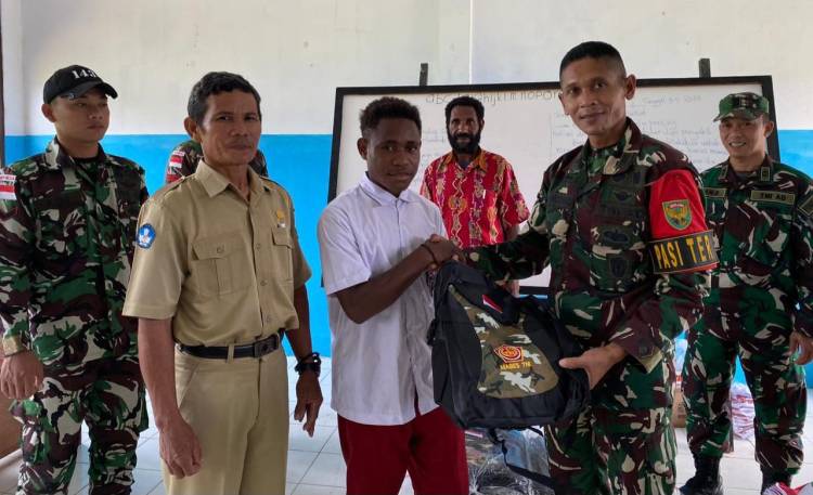 Satgas Yonif 143/TWEJ Salurkan Bantuan Dari Mabes TNI Bagi Siswa SD di Papua
