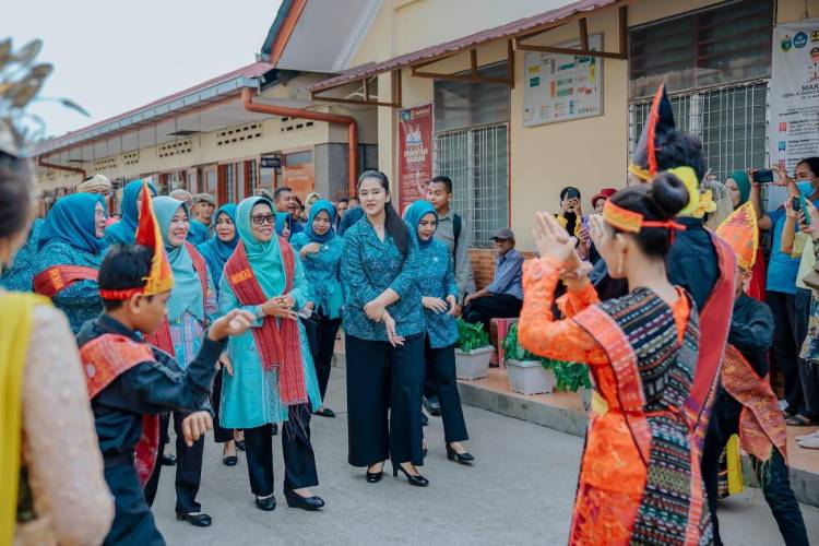 Ny Kahiyang Ayu : Semoga Kelurahan Teladan Timur Juara Lomba Pola Asuh Anak dan Remaja