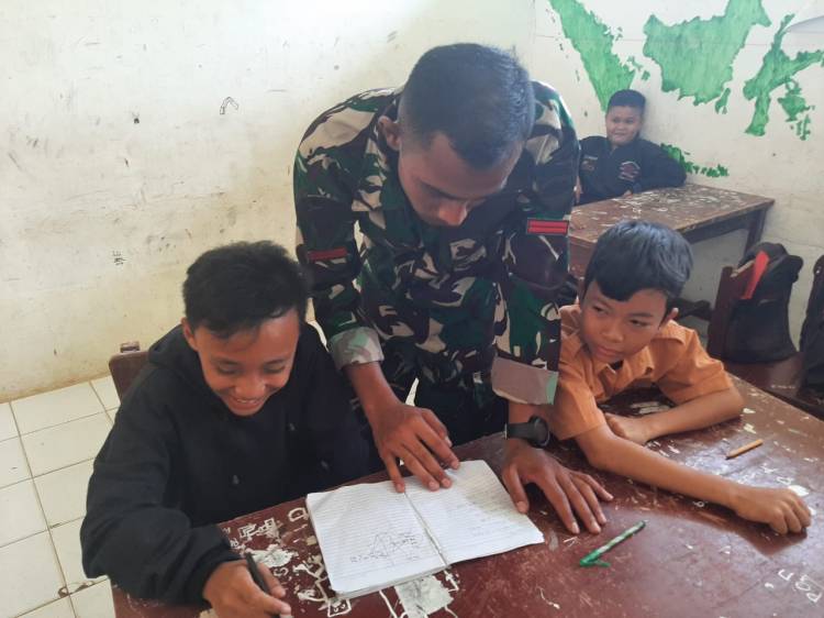 Diajari Personil Satgas TMMD Kodim Deliserdang, Siswa SDN Rambung Sialang: Saya Ingin Jadi TNI