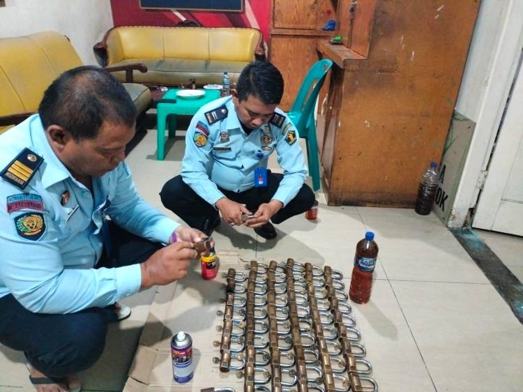 Rutan Labuhan Deli Lakukan Pemeliharaan dan Perawatan Gembok kamar Warga Binaan